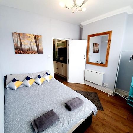 3 Bedroom Apartment Next To Westcliff-On-Sea Station Southend-on-Sea Exteriör bild