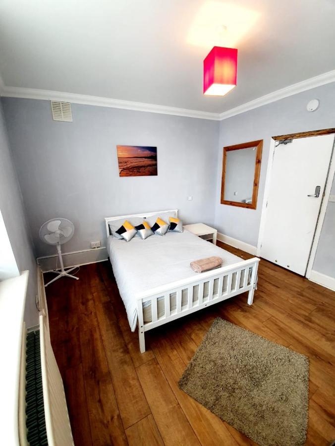 3 Bedroom Apartment Next To Westcliff-On-Sea Station Southend-on-Sea Exteriör bild