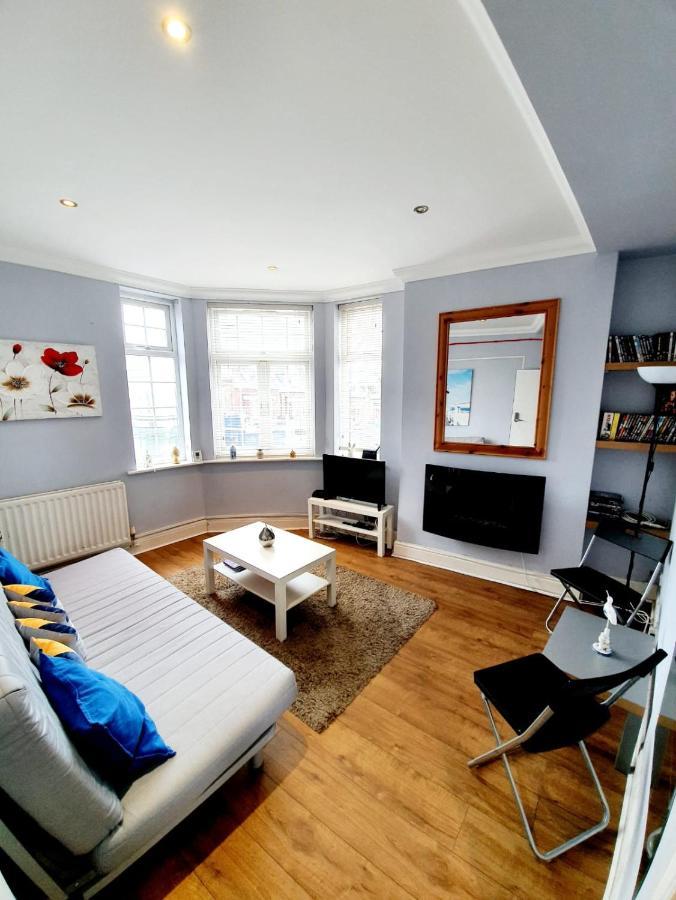 3 Bedroom Apartment Next To Westcliff-On-Sea Station Southend-on-Sea Exteriör bild