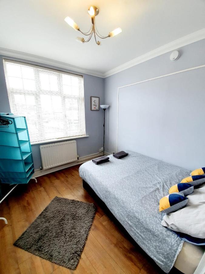 3 Bedroom Apartment Next To Westcliff-On-Sea Station Southend-on-Sea Exteriör bild