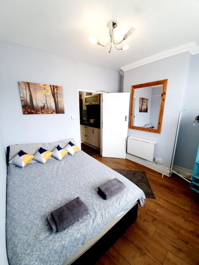 3 Bedroom Apartment Next To Westcliff-On-Sea Station Southend-on-Sea Exteriör bild